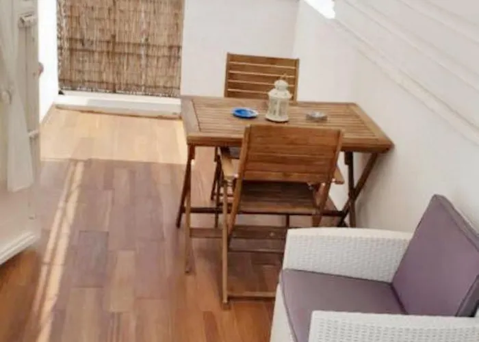 Charming In With Terrace. شقة